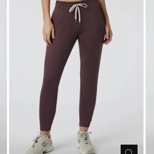 Vuori Performance Joggers in Elderberry Size Small